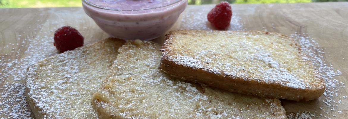 French toast with raspberry yogurt